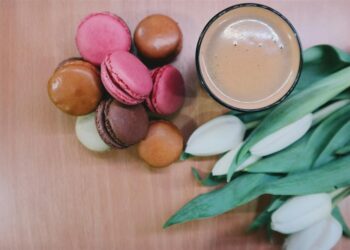 Λουλούδια και γλυκά (Unsplash)